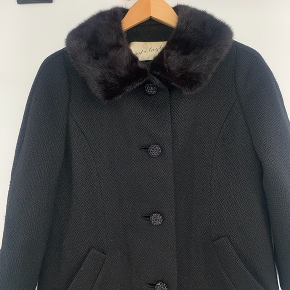STUNNING VINTAGE LORD & TAYLOR FUR COLLAR OVERCOAT - Picture 2 of 5